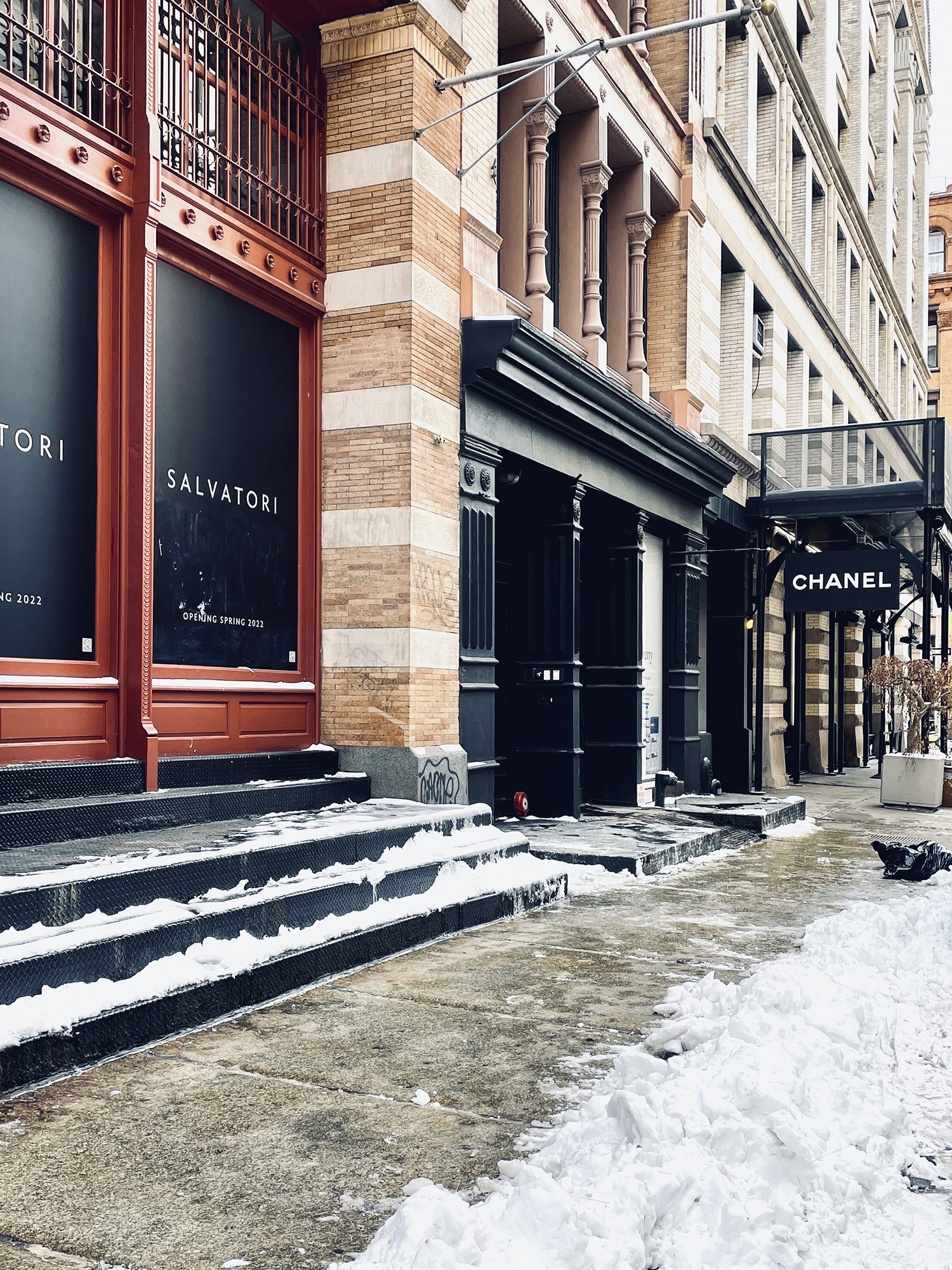 cover-story-showroom-new-york-soho-vetrina-neve