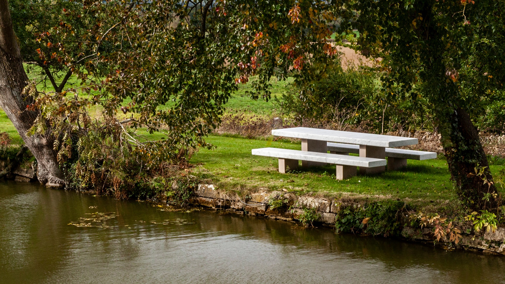 2019-03-banner_home_span-outdoor-table-and-bench