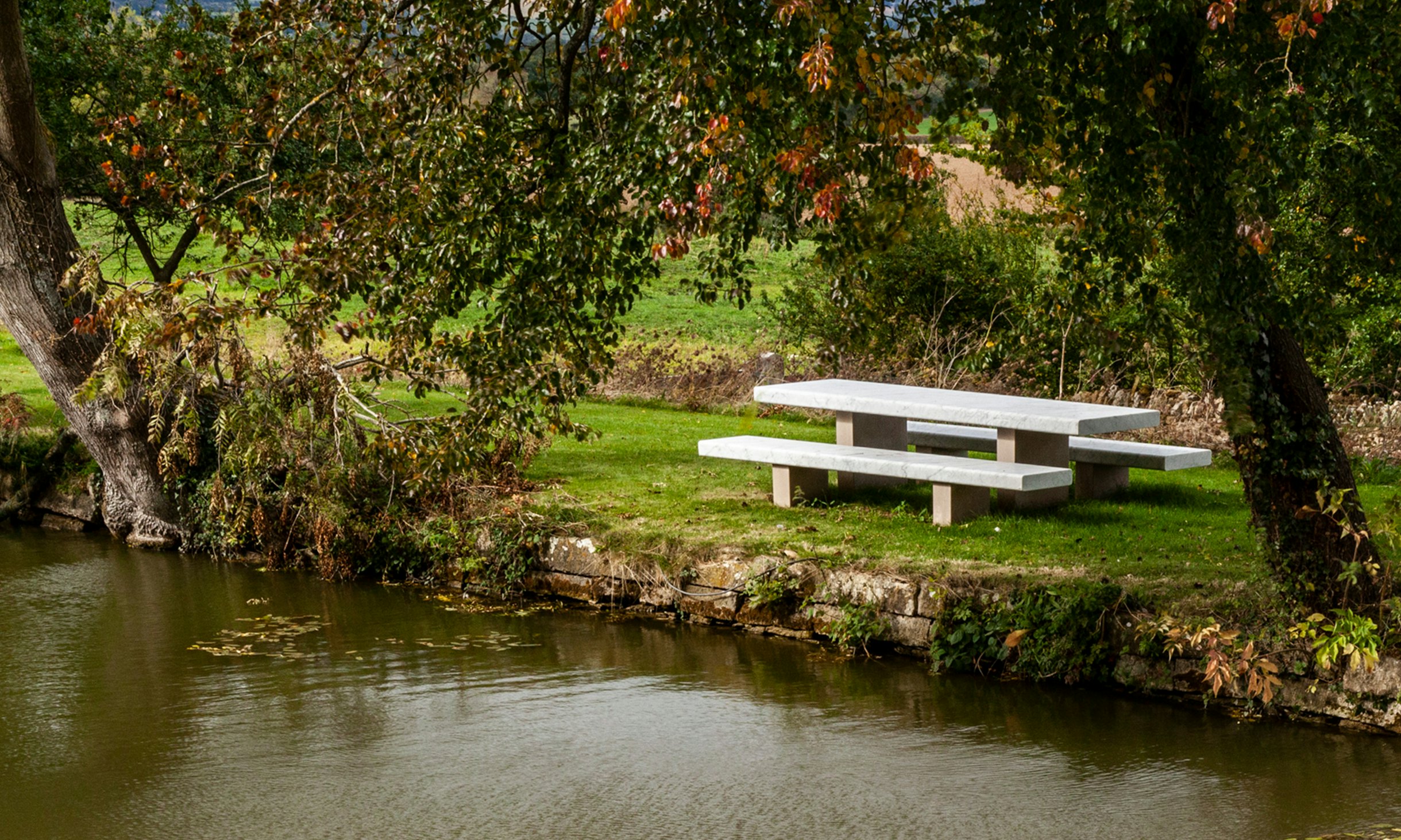 2019-03-banner_home_span-outdoor-table-and-bench