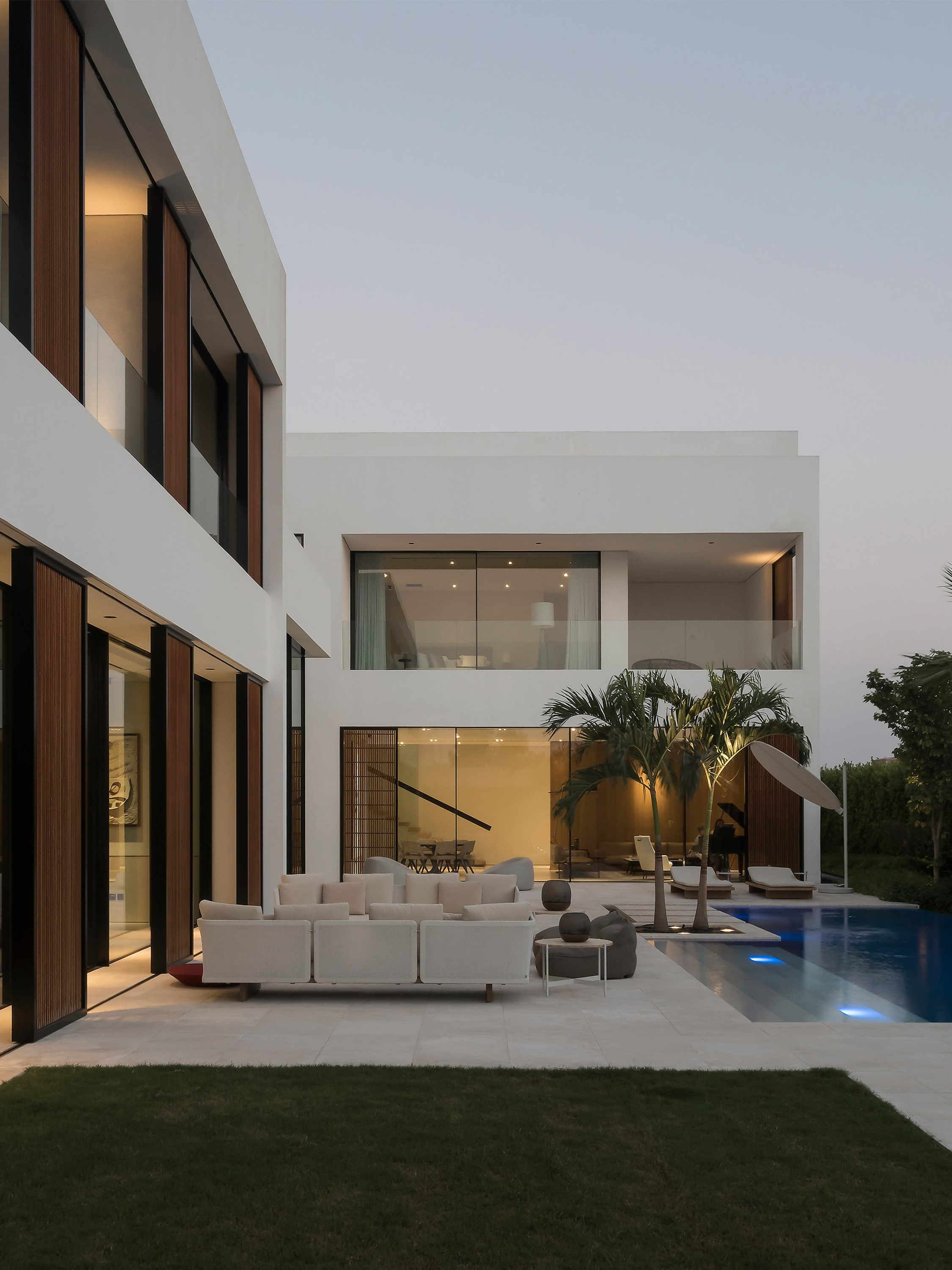 2019-03-cover-4-3_villa-dubai