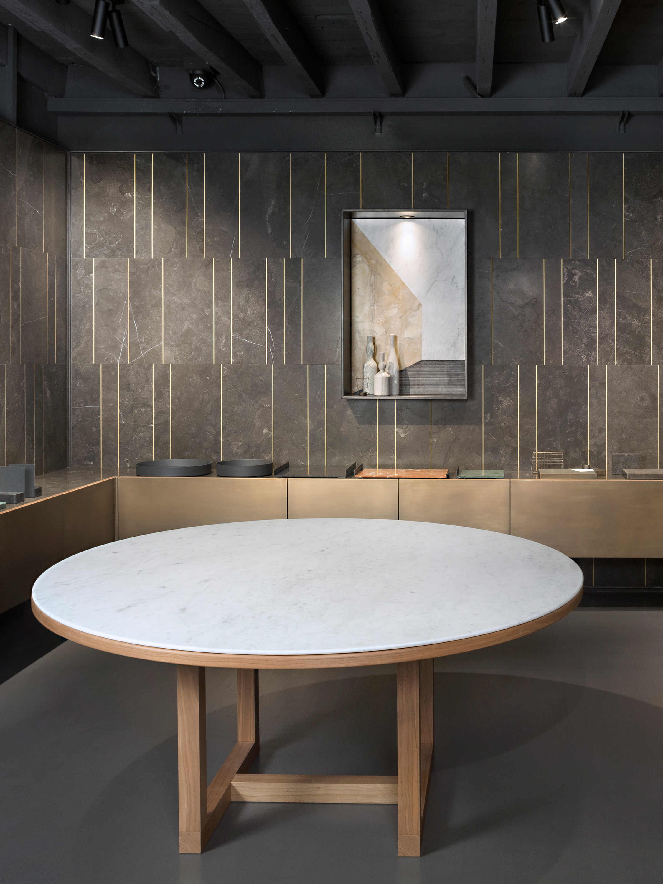 2019-04-cover_4-3_dark-colour