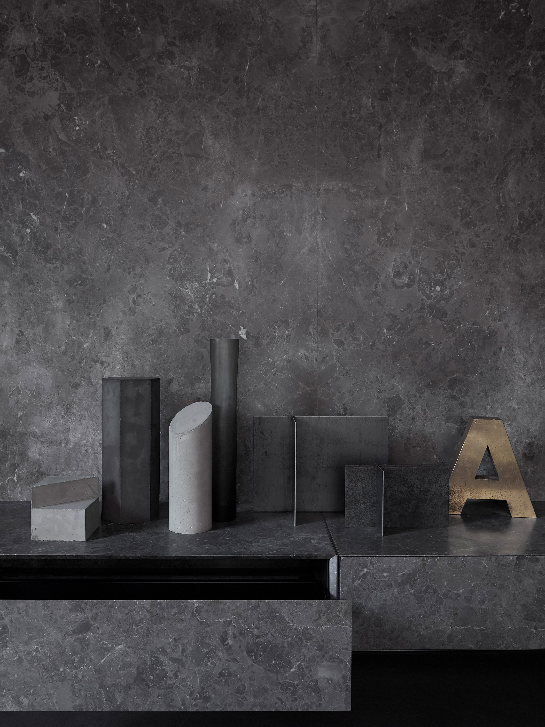 2019-04-cover_4-3_shade-of-grey