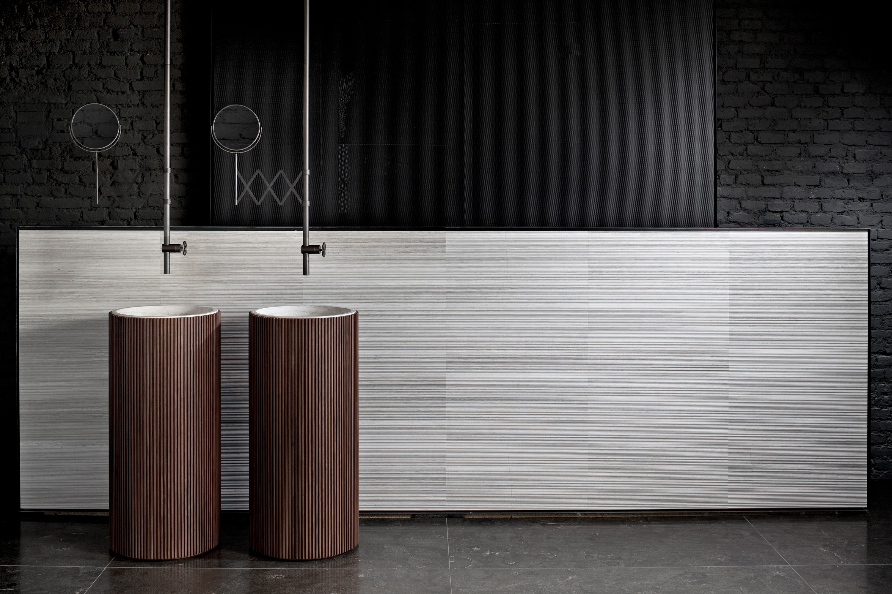 2019-09-salvatori_showroom-milano_2017_adda-freestanding-basin-2